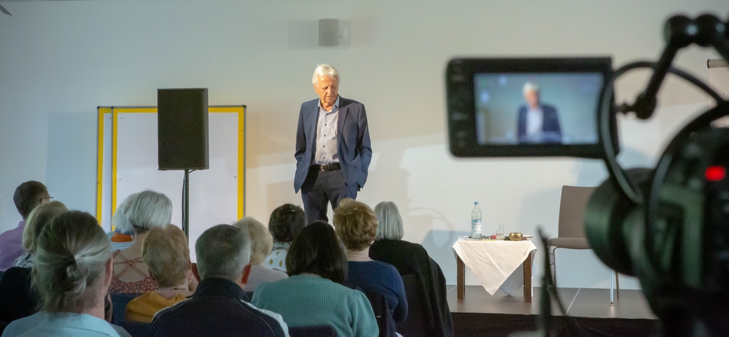 Clemens Kuby live vor seiner Gruppe